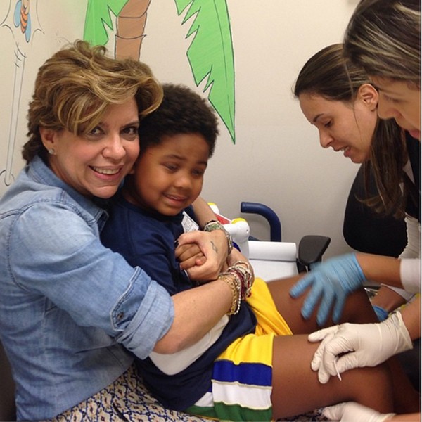 Astrid Fontenelle e o filho Gabriel em dia de vacina (Foto: Reprodução/Instagram)