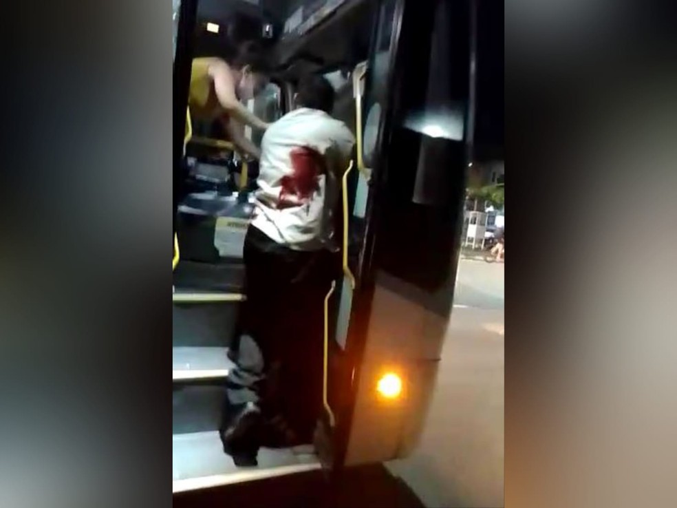 Mesmo ferido, passageiro se manteve em pé e aguardou o veículo parar para a ambulância ser acionada, após ser baleado em tentativa de assalto em Fortaleza. — Foto: Reprodução