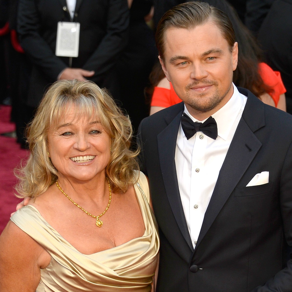 Quem também veio com a mamãe ao Oscar 2014 foi Leonardo DiCaprio, de braços dados com Irmelin Indenbirken. (Foto: Getty Images)