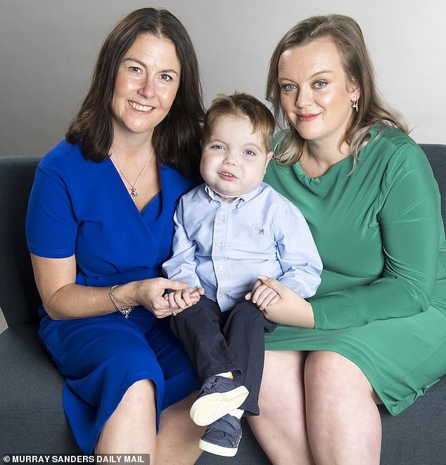 Anna-Louise Bates (à esquerda) perdeu seu filho Fraser, 7 anos, em um acidente de trânsito. O coração de Fraser foi transplantado para Roman Pickering (centro) (Foto: Reprodução/Daily Mail)