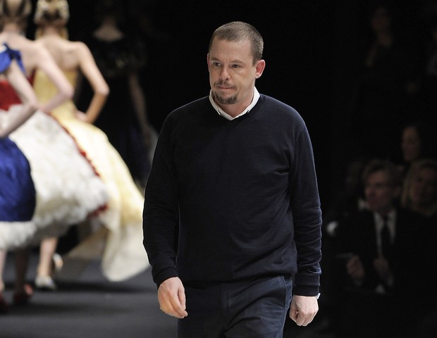 Na passarela: Alexander McQueen, em 2008, apresenta coleção (Foto: Getty Images)