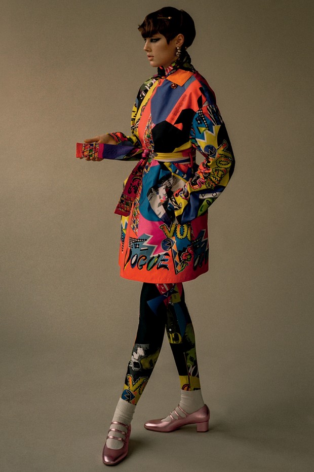 Annabelle Weatherly usa trench coat, legging, presilha e lenço, tudo Versace. Brincos, Erickson Beamon; sapatos, Carel (Foto: Zee Nunes)