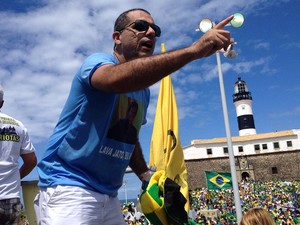 Cesar Leite, representante do Movimentos Vem pra Rua e da Ordem dos Médicos, em manifestação contra o governo Dilma, em salvador. Bahia (Foto: Henrique Mendes/ G1)