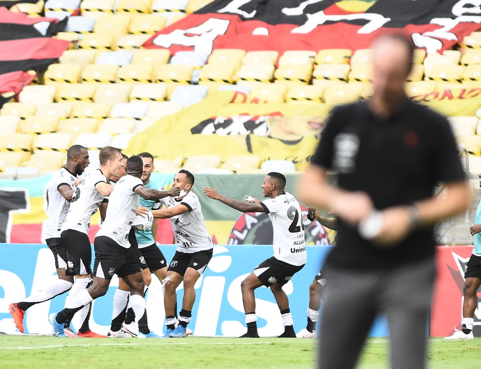 Ao fundo, jogadores do Ceará comemoram gol contra o Flamengo. Rogério Ceni lamenta — Foto: ANDRÉ DURÃO