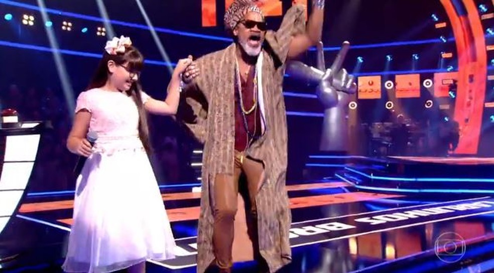 Carlinhos Brouw comemora junto com Loren — Foto: Gshow 