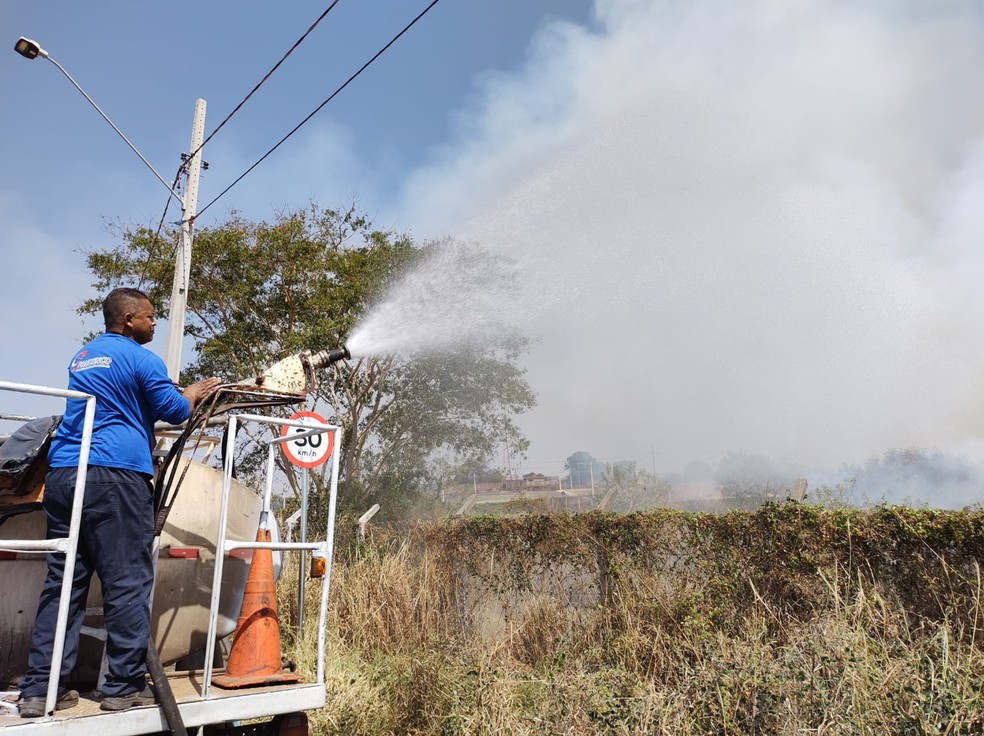 Incêndio chegou próximo às casas e assustou moradores do Residencial Moacyr Trentin, nesta quinta-feira (19) — Foto: Marcos Penteado Trentin
