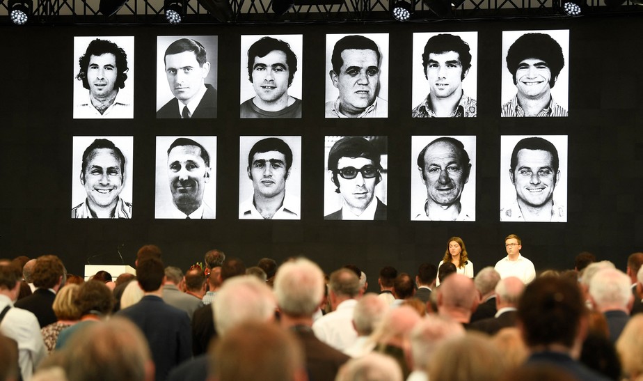 Retratos das vítimas são exibidos ao final de cerimônia para marcar o 50º aniversário do ataque aos Jogos Olímpicos de Munique de 1972, na Alemanha