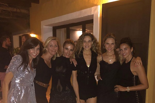 A atriz Elsa Pataky com Luciana Damon e outras amigas (Foto: Instagram)