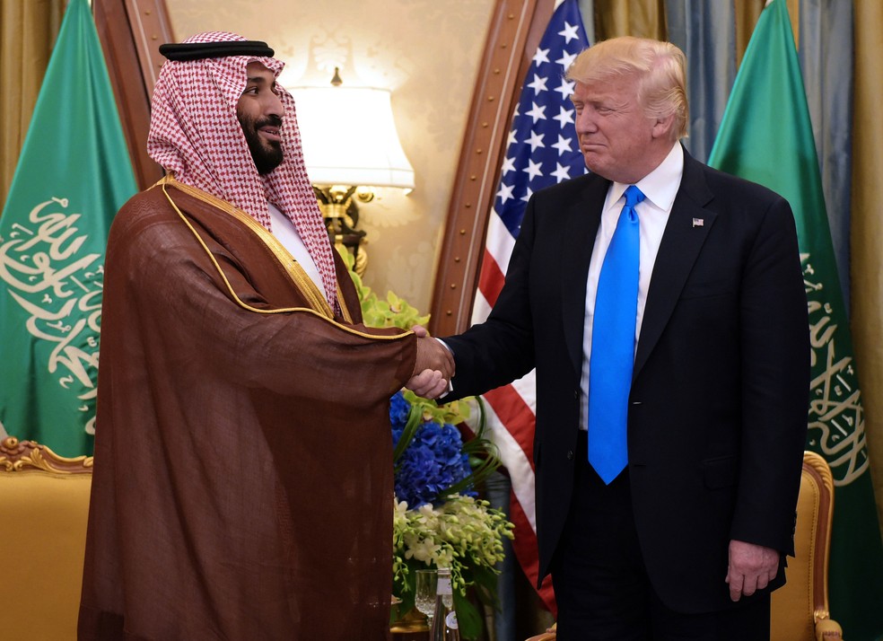 Presidente dos EUA, Donald Trump, e o príncipe saudita Mohammad bin Salman al-Saud participam de uma reunião bilateral em Riad, em 20 de maio de 2017  — Foto: Mandel Ngan / AFP