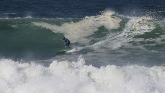Surfistas aproveitam ondas grandes formadas pela passagem da tempestade subtropical Yakecan — Foto: Fabiano Rocha / Agência O Globo