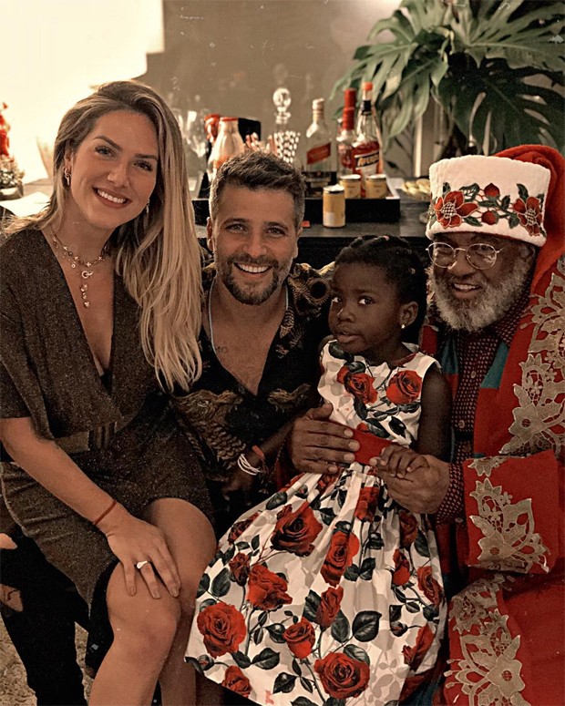 Bruno Gagliasso e Giovanna Ewbank com Títi e Papai Noel (Foto: Reprodução/Instagram)