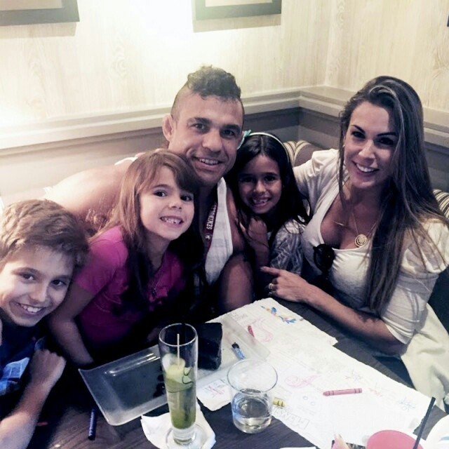 O lutador Vitor Belfort comemora mais um ano de vida com a família (Foto: Reprodução - Instagram)