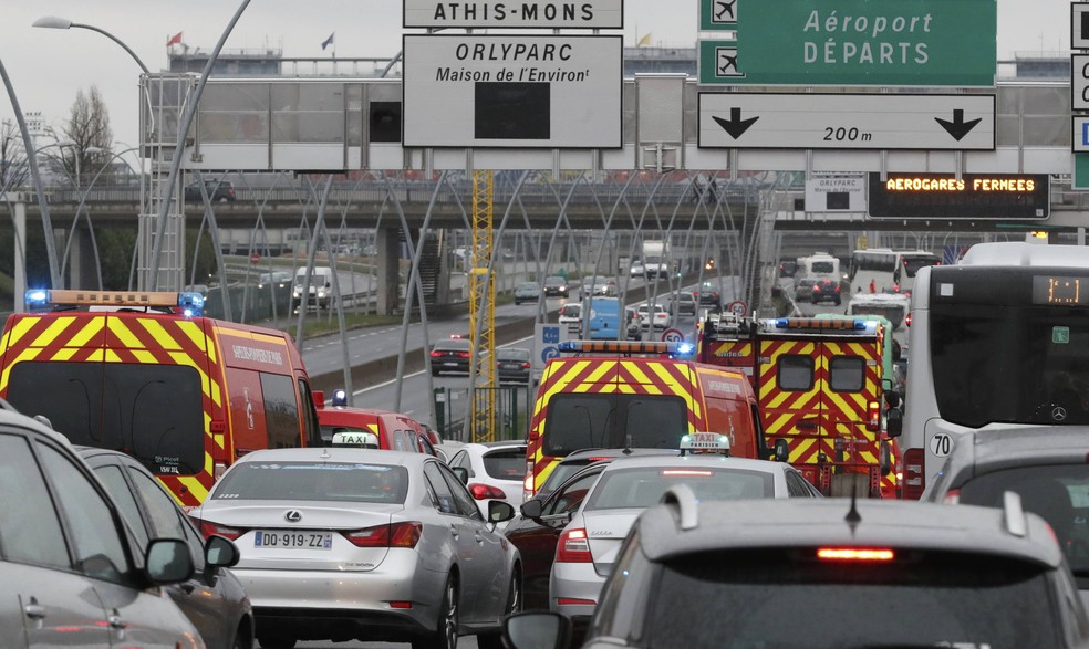 Ambulâncias chegam ao aeroporto de Orly, no sul da França, após suspeito ser abatido por policiais (Foto: REUTERS/Christian Hartmann)