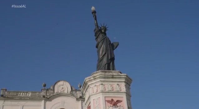 Réplica da Estátua da Liberdade é atração no bairro do Jaraguá, em Maceió