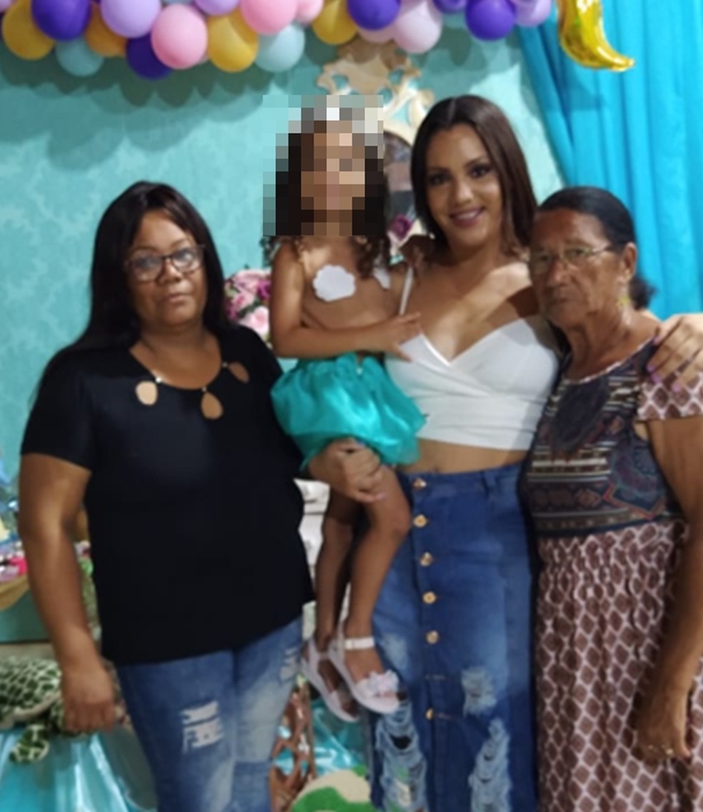Marina com a av&oacute; Diva, com a m&atilde;e Marlene e a filha em Guapia&ccedil;u &mdash; Foto: Arquivo Pessoal