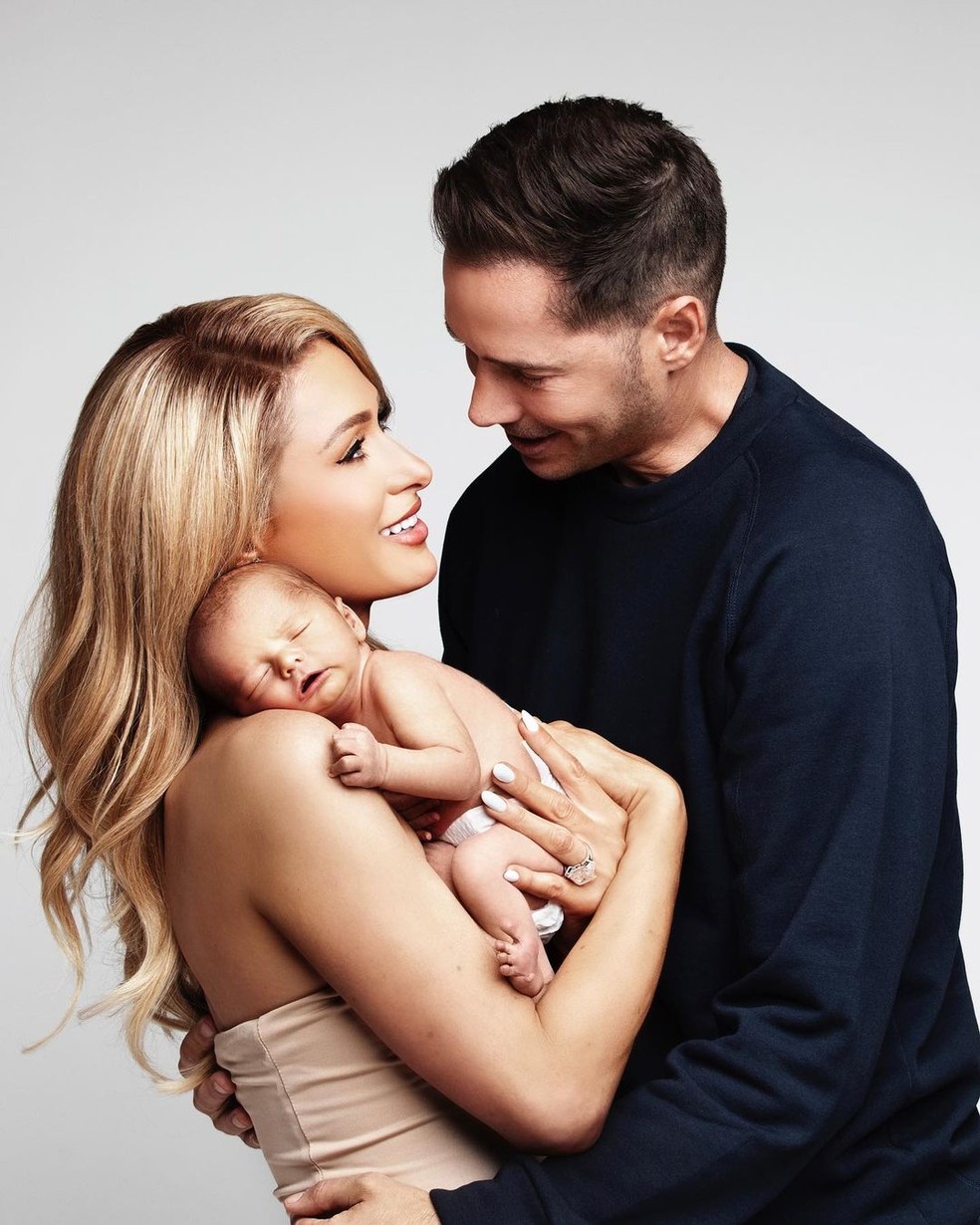 Paris Hilton e o marido, Carter Reum, com o filho, Phoenix &mdash; Foto: Reprodu&ccedil;&atilde;o/Instagram