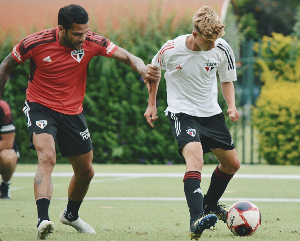 Em atividade com gol de Eder após passe de Daniel Alves, elenco do São Paulo treina com o sub-17