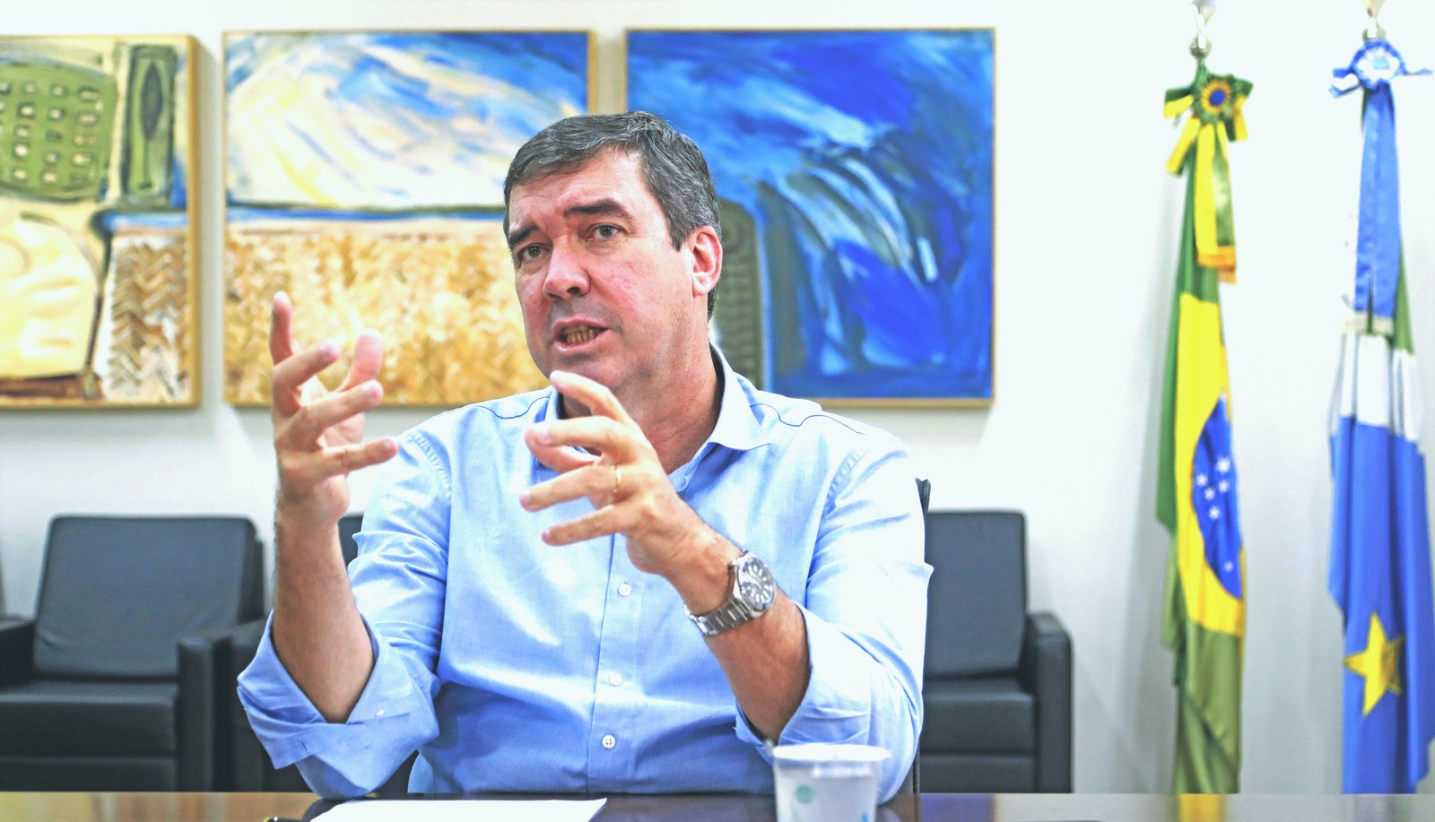 O governador Mato Grosso do Sul, Eduardo Riedel (PSDB), ganha R$ 35,4 mil