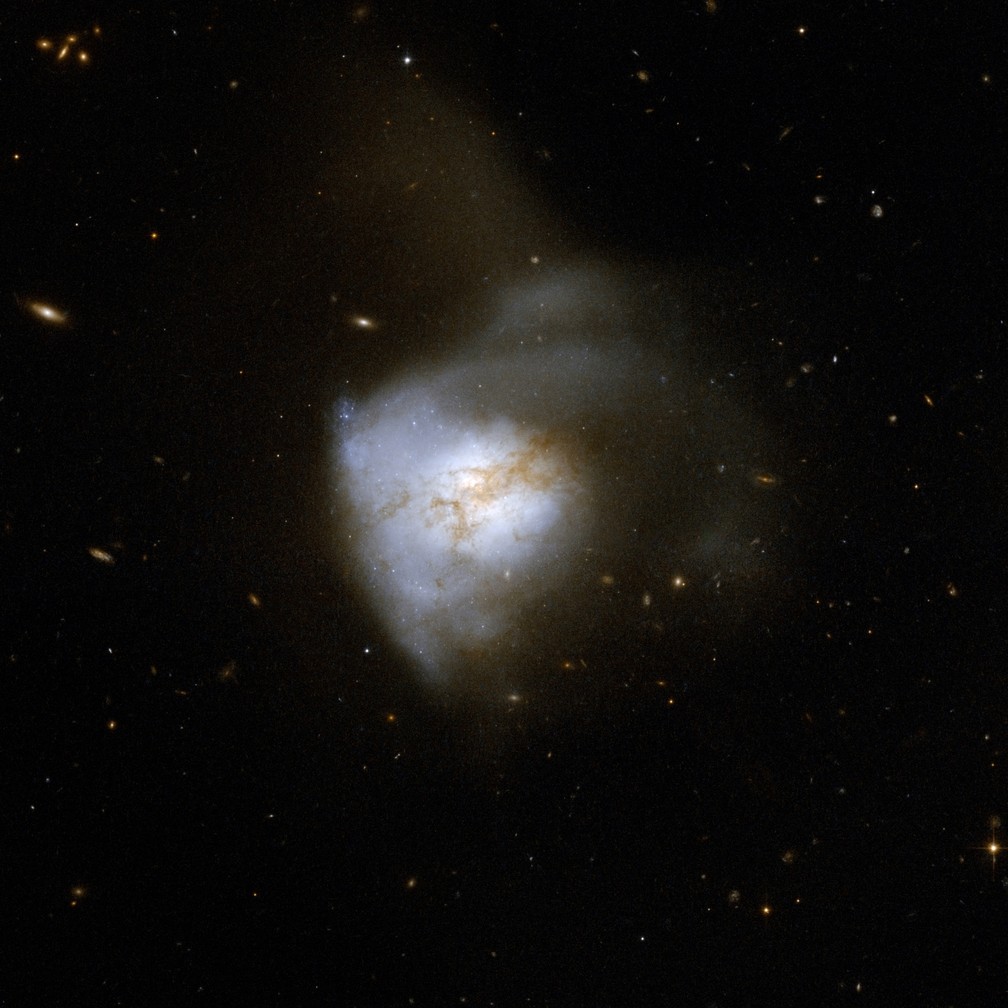 O sistema Arp 220, visto pelo Hubble. — Foto: NASA/DIVULGAÇÃO