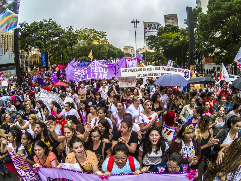 Mulheres marcham juntas em Dia Internacional da Mulher em São Paulo, 8 de março de 2018