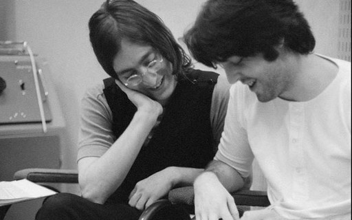 Paul McCartney homenageia John Lennon no dia em que faria 80 anos
