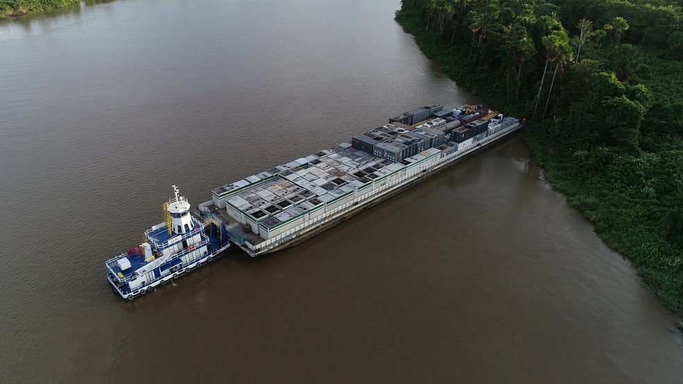 Geradores chegaram ao Amapá em balsas vindas de Manaus, no Amazonas — Foto: Rede Amazônica
