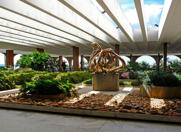 O jardim suspenso do Palácio do Itamaraty é autoria do paisagista Roberto Burle Marx (Foto: Reprodução/flickr)
