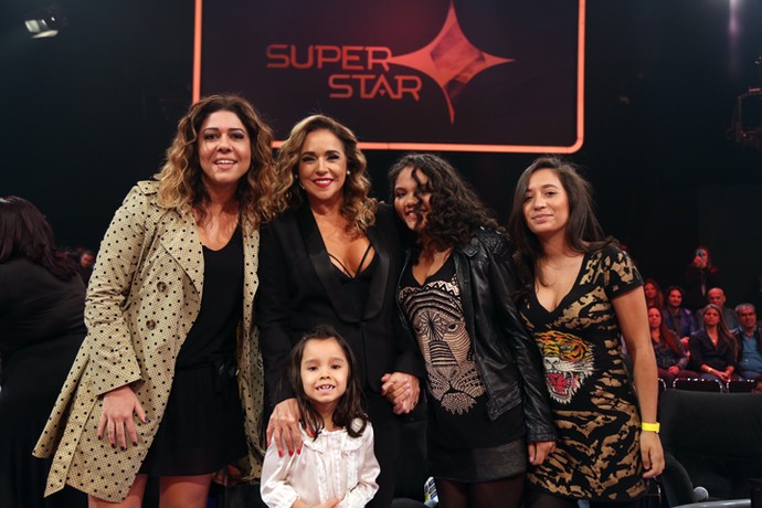Daniela Mercury recebe a família nos bastidores! Fofura máxima! (Foto: Isabella Pinheira / Gshow)