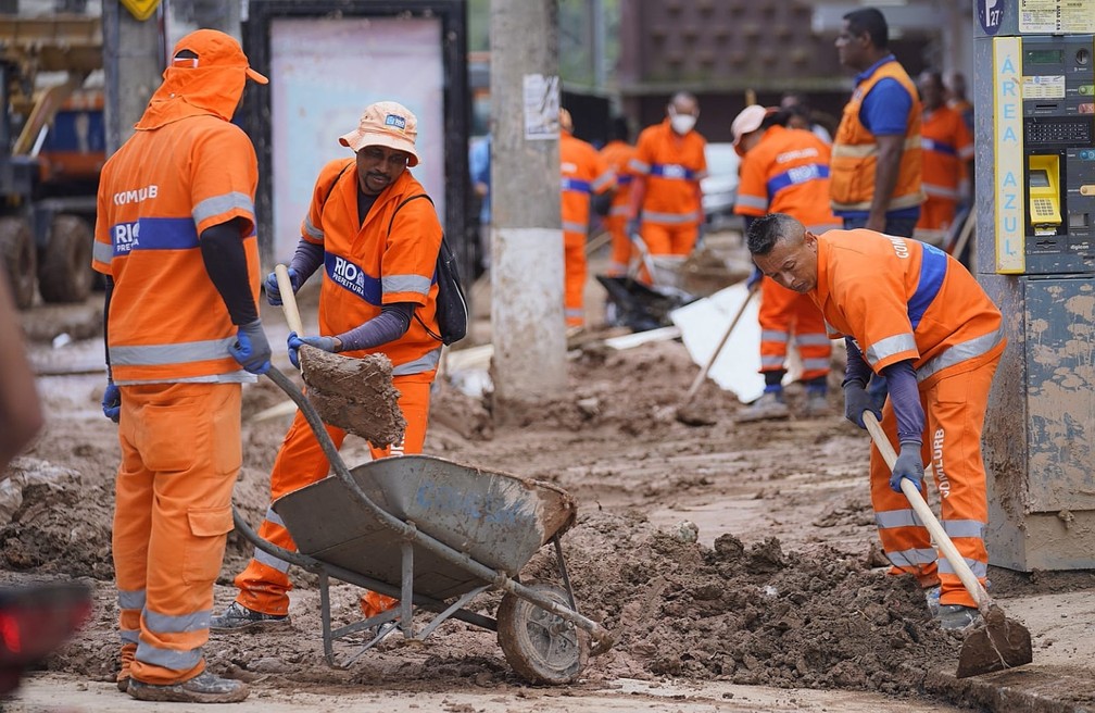 Garis da Prefeitura do Rio ajudam a desobstruir vias em Petrópolis — Foto: Marcos Serra Lima/g1