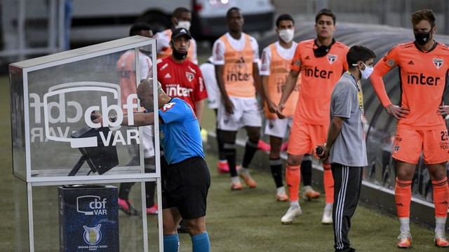 Árbitro Jean Pierre Gonçalves revê lance no VAR em Atlético-MG x São Paulo