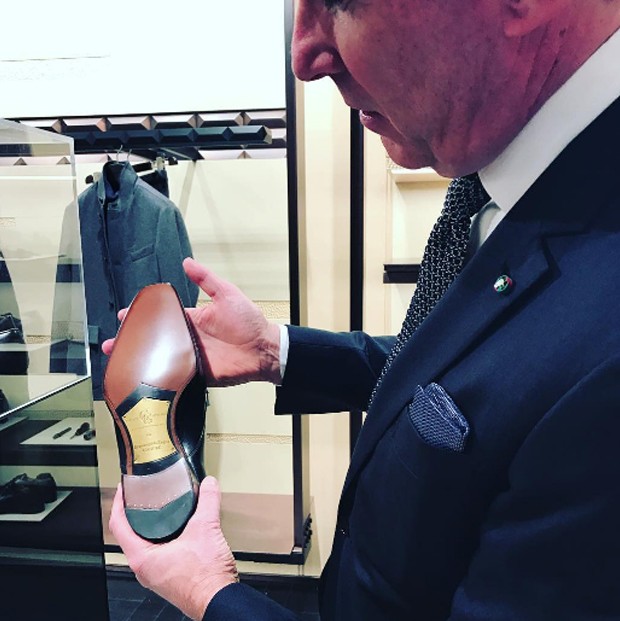 Gildo Zegna holds a personalised shoe that looks almost as elegant underneath as on the tactile leather upper. (Foto: @SuzyMenkesVogue)