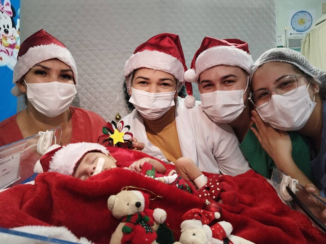 Mães, acompanhantes, enfermeiras e profissionais da saúde participaram do ensaio com os bebês.