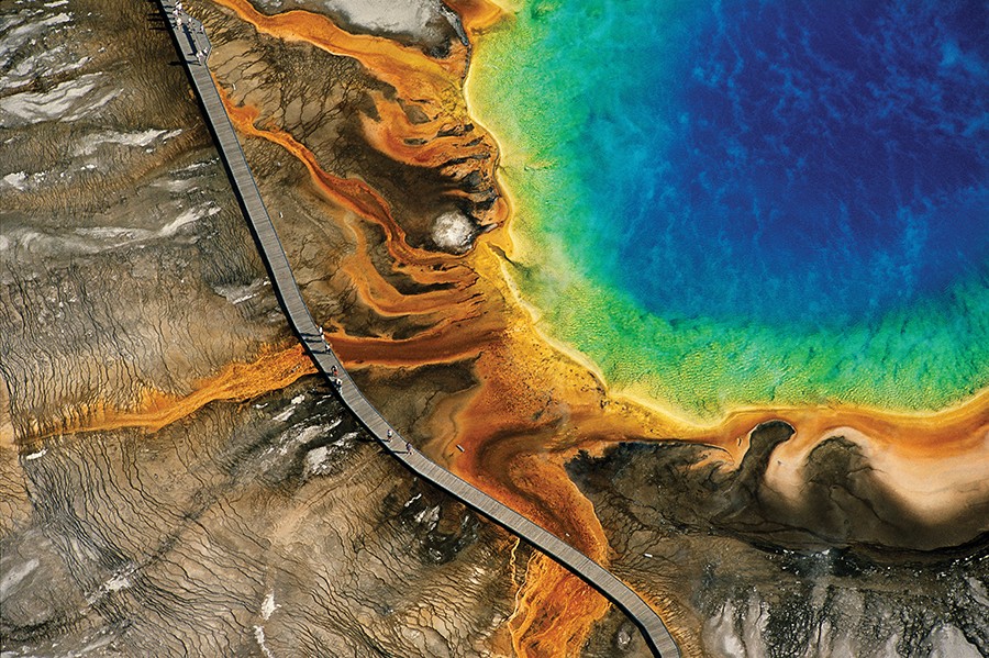 PAÍS EUA | ANO 1995 | Fonte quente do Grand Prismatic, no Parque Yellowstone, uma das reservas naturais mais visitadas no mundo (Foto: Yann Arthus-Bertrand)