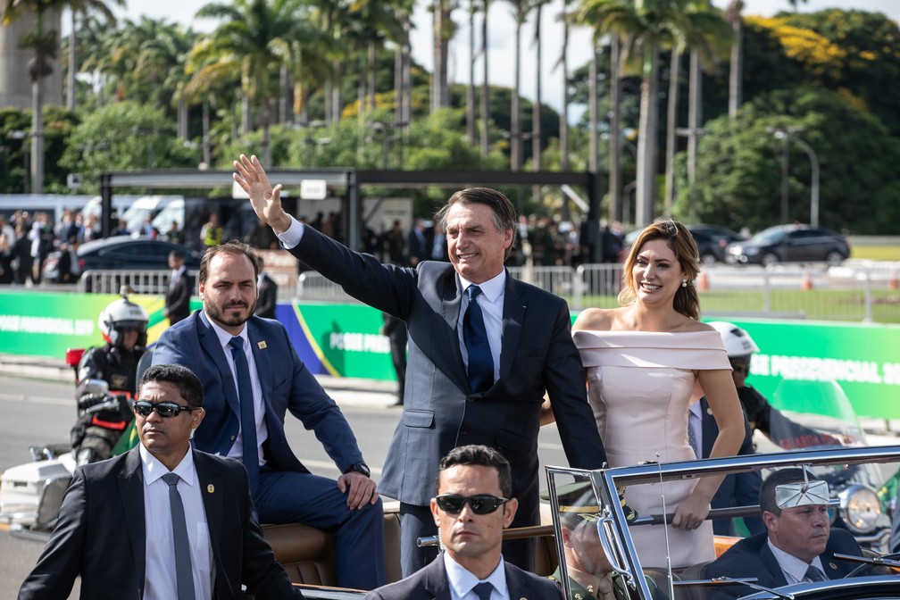 Bolsonaro acena ao público na Praça dos Três Poderes ao chegar no Rolls-Royce presidencial ao Palácio do Planalto — Foto: Fábio Tito/G1