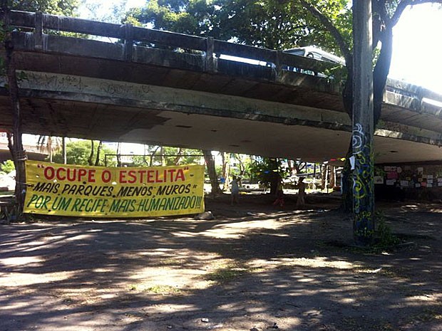 Manifestantes do Ocupe Estelita deixam acampamento sob viaduto no Recife (Foto: Pedro Lins / TV Globo)