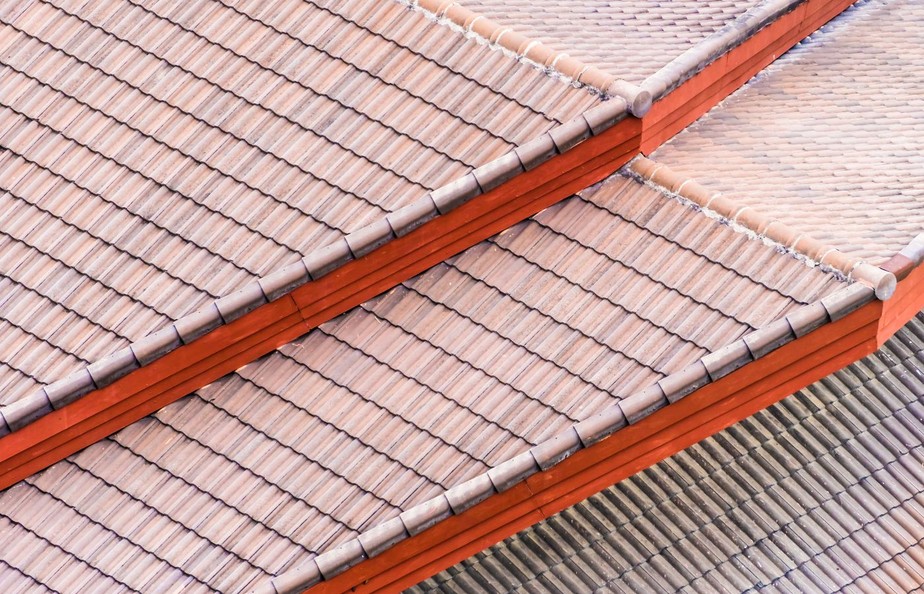 Para prevenir danos nas telhas durante as chuvas, é importante realizar a manutenção regular do telhado, removendo detritos e verificando se há sinais de danos