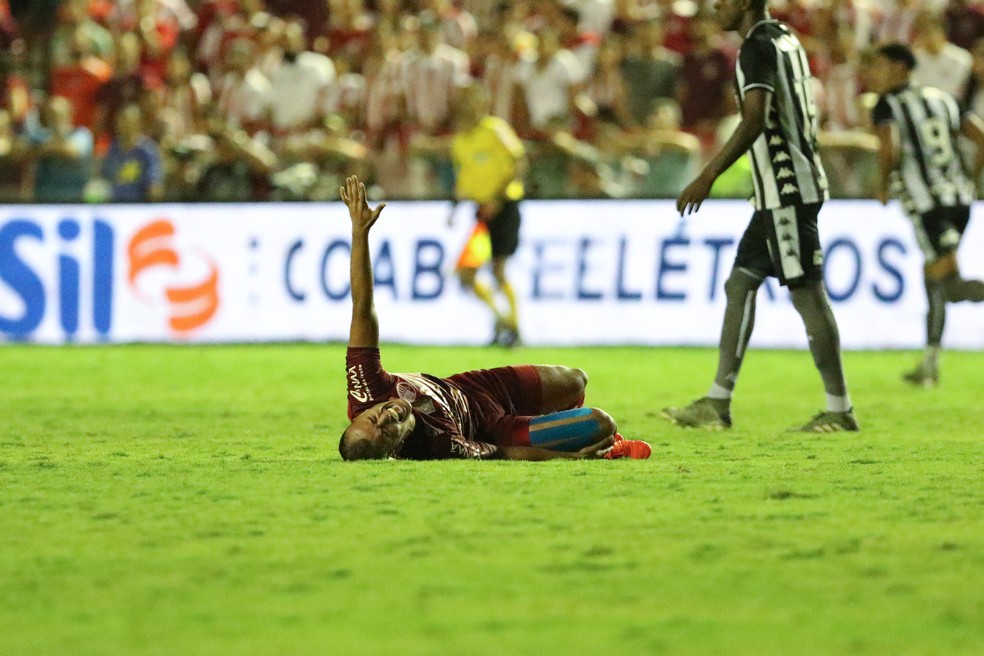 Matheus Carvalho se machucou conta Botafogo — Foto: Marlon Costa / Pernambuco Press