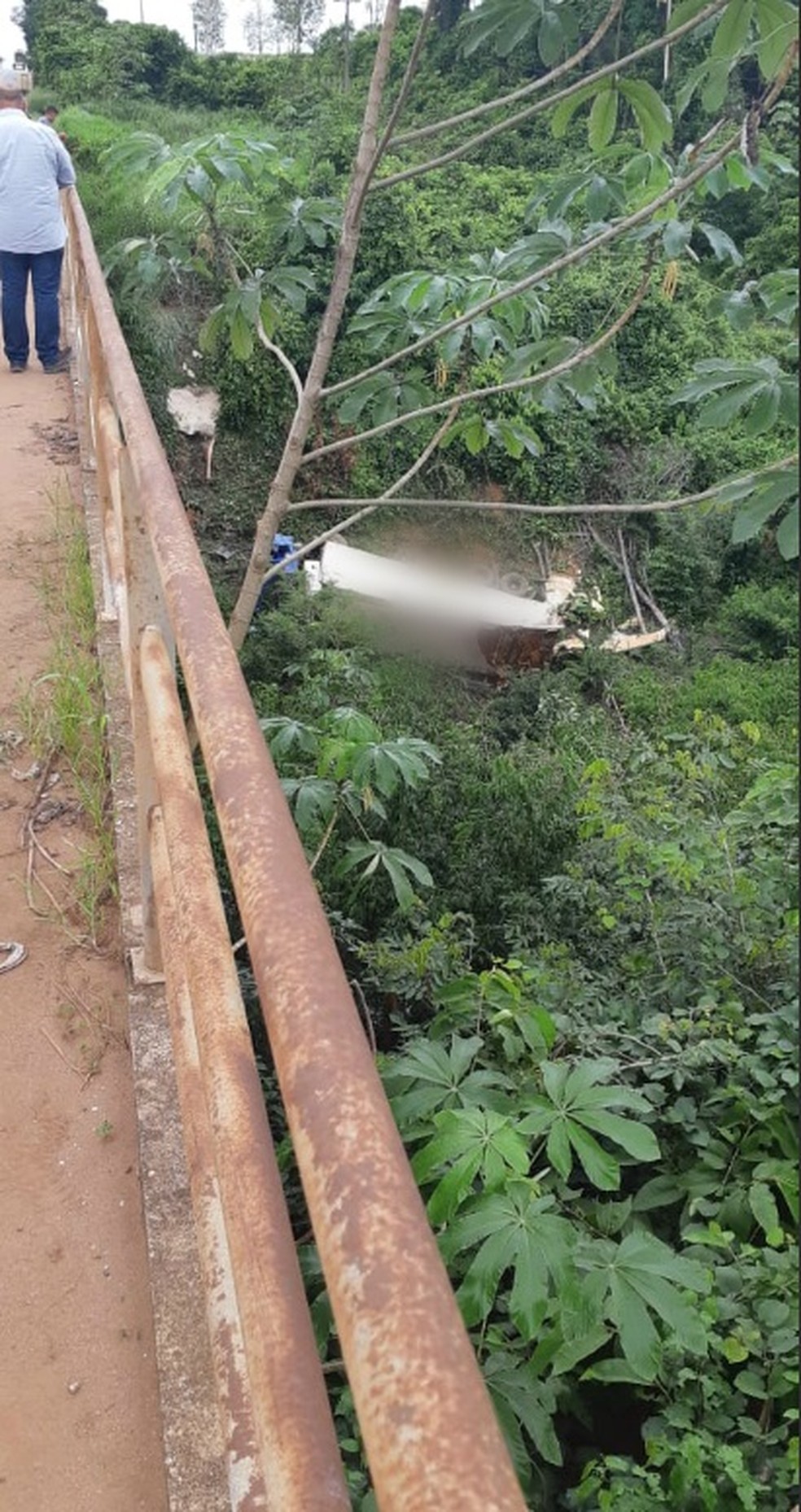 Motorista do caminhão que caiu em ponte na BR-364 teve ferimento na cabeça e suspeita de fratura na clavícula. — Foto: Divulgação/PRF