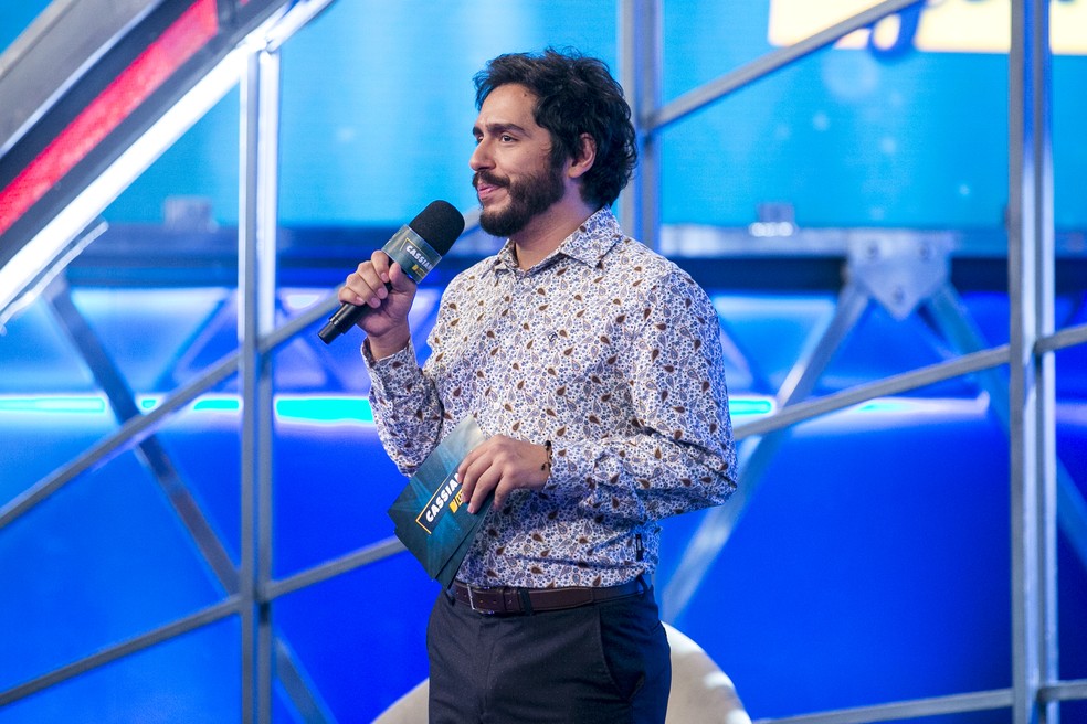 Caike Luna, que interpretou Claiton no Zorra Total, viveu o apresentador Cassiano Junior em 'Rock Story' — Foto: Isabella Pinheiro / Gshow