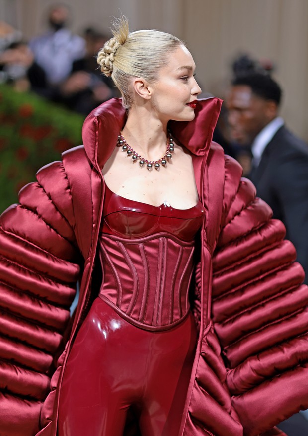 NEW YORK, NEW YORK - MAY 02: Gigi Hadid attends The 2022 Met Gala Celebrating "In America: An Anthology of Fashion" at The Metropolitan Museum of Art on May 02, 2022 in New York City. (Photo by Dimitrios Kambouris/Getty Images for The Met Museum/Vogue) (Foto: Getty Images for The Met Museum/)