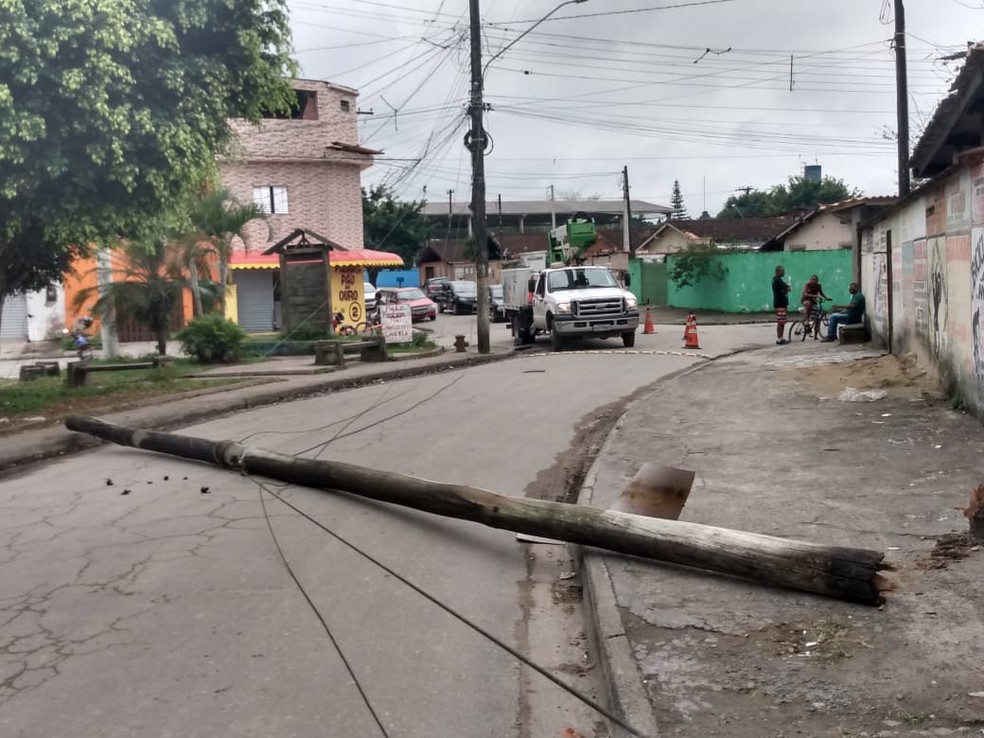Poste de energia el&eacute;trica desaba e assusta moradores em Mongagu&aacute;. &mdash; Foto: Reprodu&ccedil;&atilde;o/Guia Mongagu&aacute;