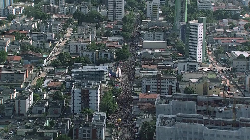 Imagem aérea mostra desfile do CDU Folia, no bairro da Várzea, na Zona Oeste do Recife, neste domingo (26) — Foto: Reprodução/TV Globo