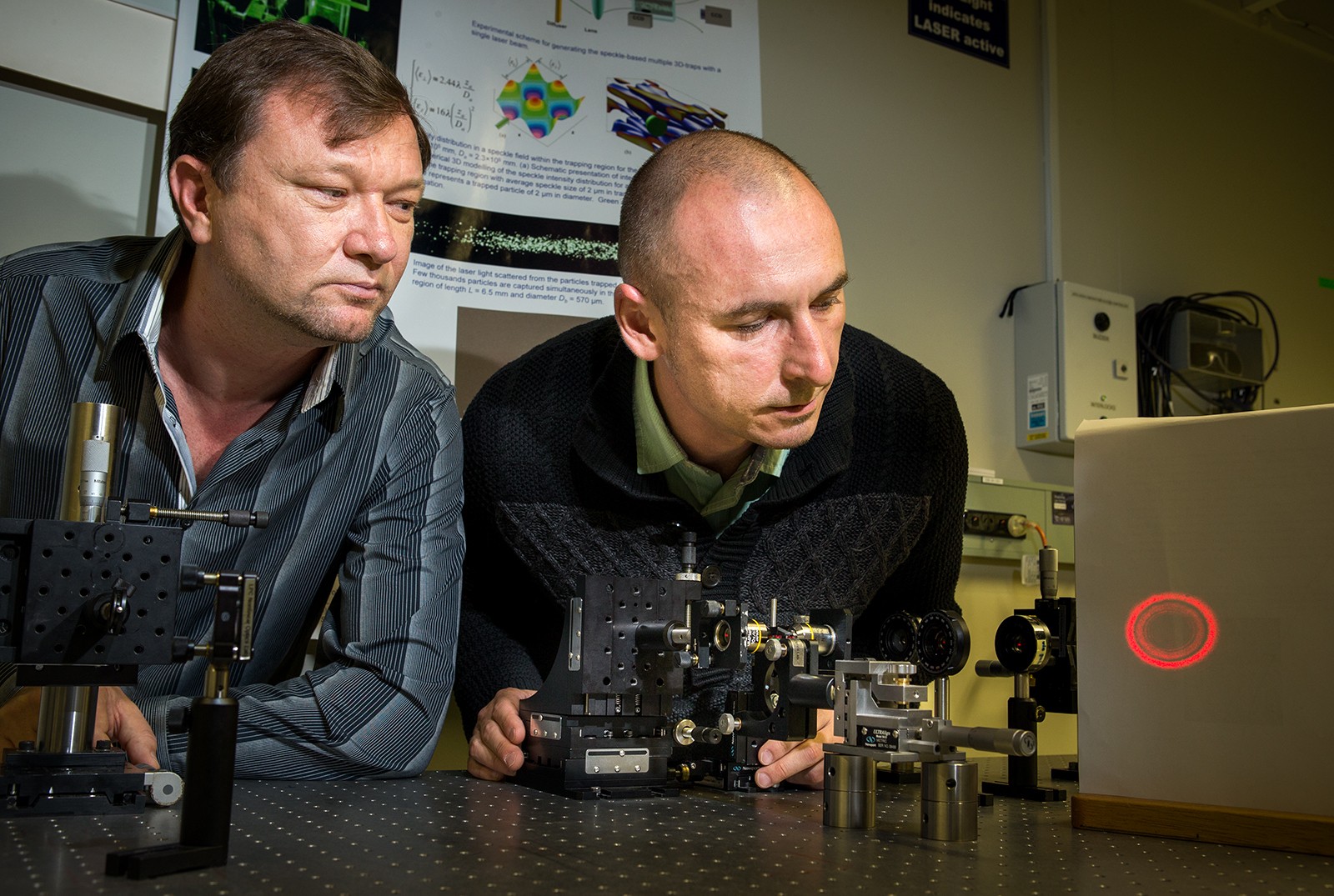 Físicos Vladlen Shvedov e Cyril Hnatovsky fazem ajustes no raio trator (Foto: Stuart Hay/ANU)