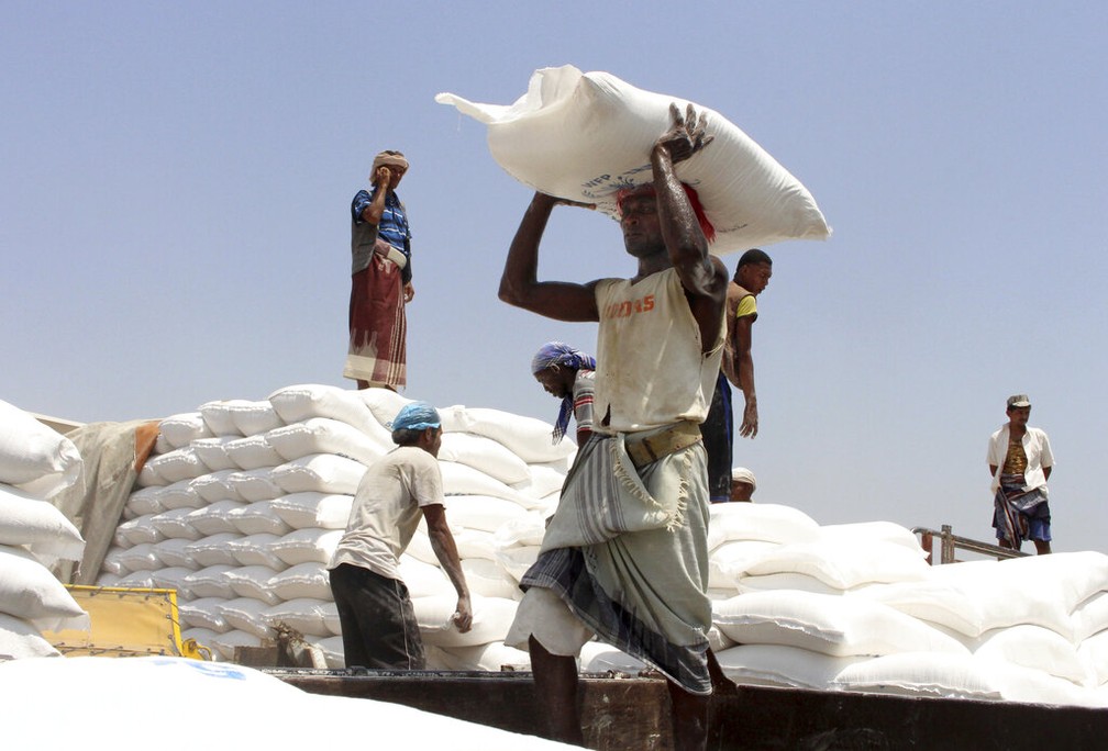 Imagem de funcion&aacute;rios do Programa Mundial de Alimentos da ONU no I&ecirc;men, em setembro de 2018 &mdash; Foto: Hammadi Issa/AP