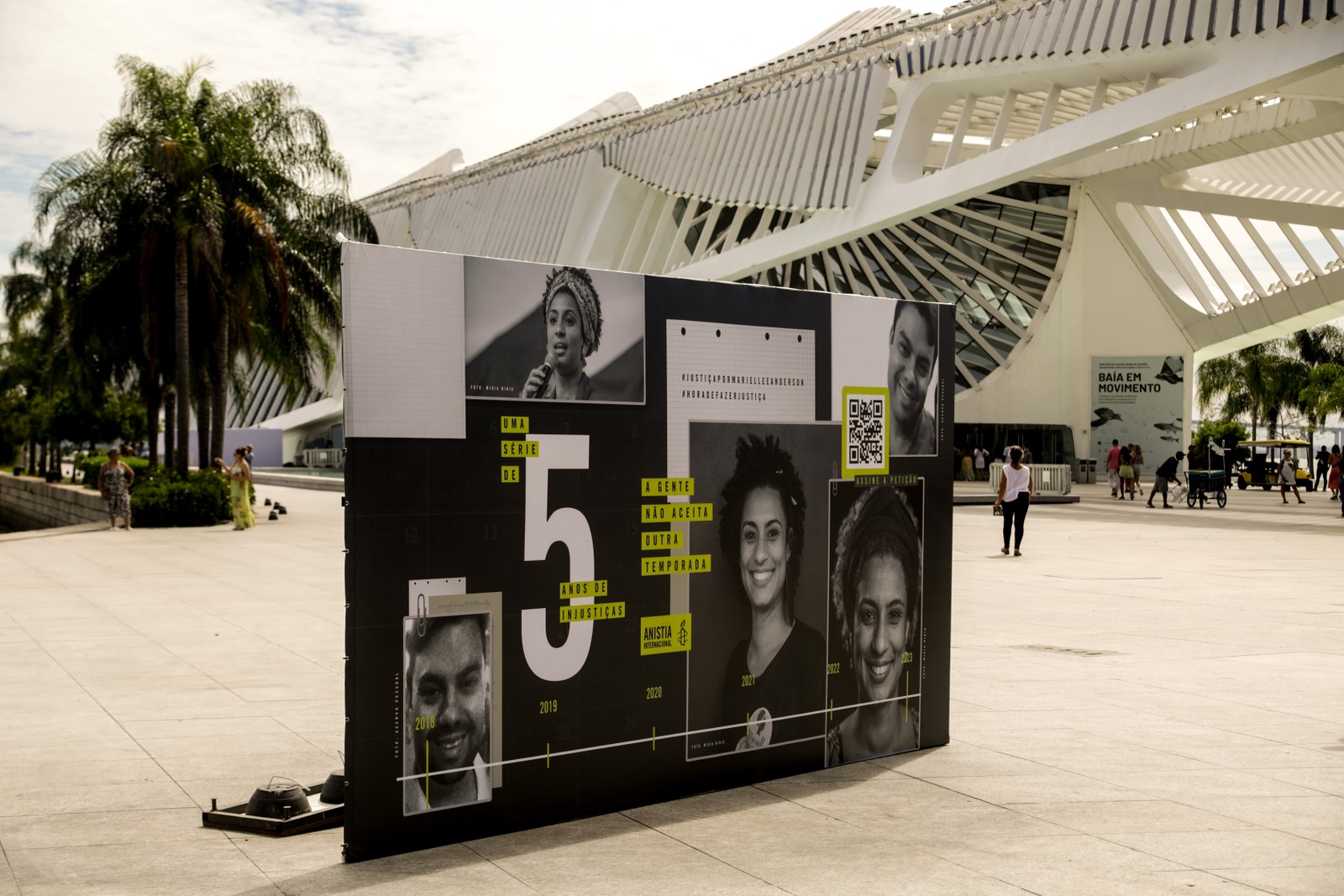 Linha do tempo relembra os cincos anos da morte de Marielle, em uma iniciativa da Anistia Internacional, em frente ao Museu do Amanhã — Foto: Gabriel de de Paiva / Agência O Globo