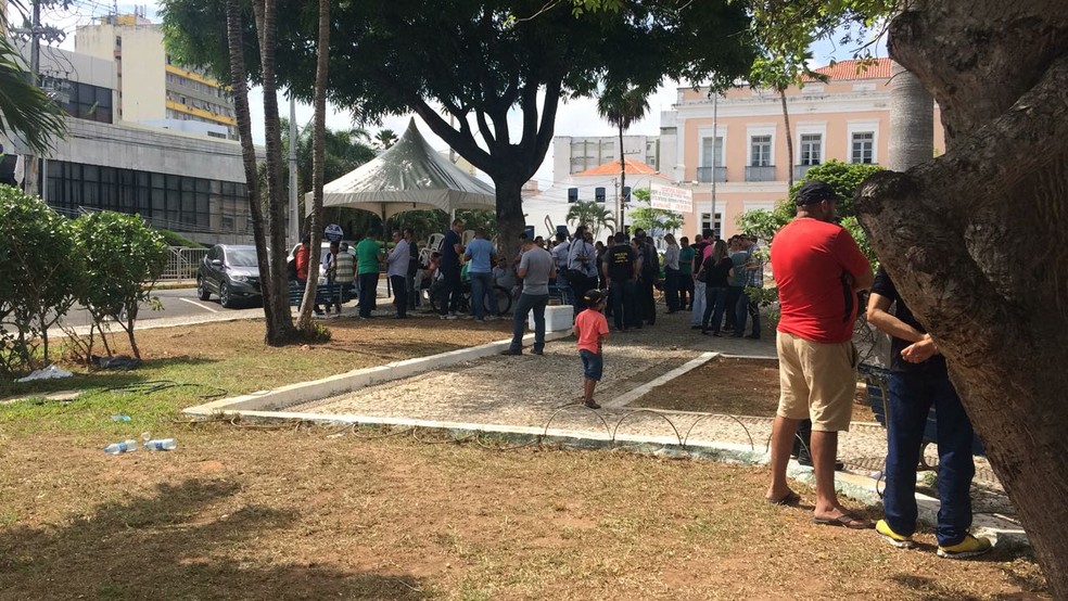 Servidores se reuniram em frente à AL para acompanhar a votação que acabou adiada (Foto: PM/Divulgação)