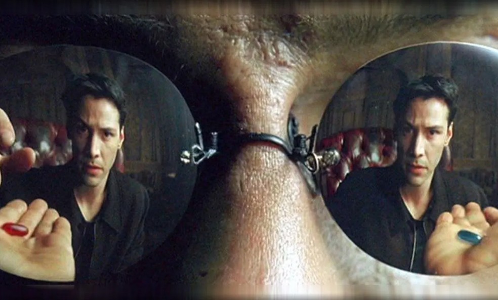Cena em que Neo escolhe entre pílulas vermelha e azul em 'Matrix' — Foto: Reprodução