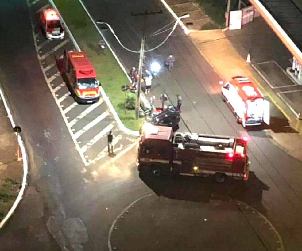 Segunda PM, batida aconteceu próximo a uma rotatória no cruzamento da Avenida Izaltino Amaral de Carvalho com a Rua Luís Paiva — Foto: Luiz Garcia/Divulgação
