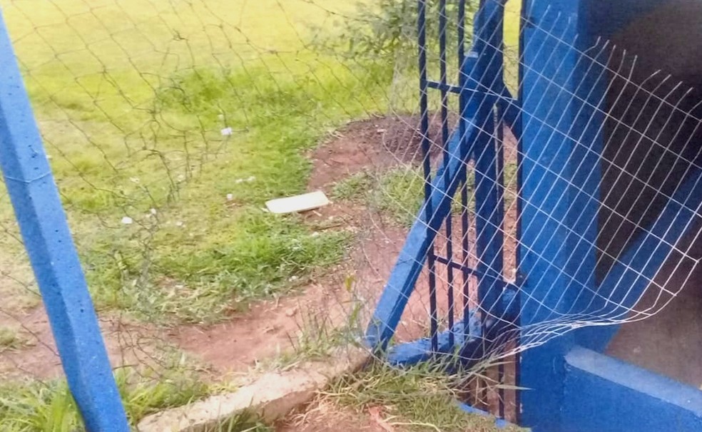 Um dos problemas relatados no documento é o das invasões de vândalos através de alambrados arrebentados — Foto: Reprodução