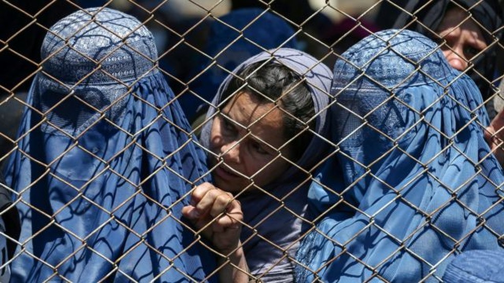 Mulheres temem perda de direitos; uma delas disse que tiraria a própria vida a ter casamento forçado com combatente do grupo — Foto: Reuters/BBC